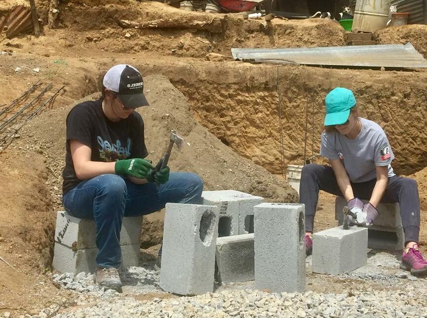 GSL成员花了6天时间搅拌水泥, 削削和塑造煤渣砖, 为两所新房子挖地基.