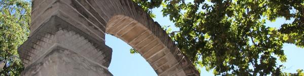 传说中的NWU拱门与绿色的树木和蓝色的天空并列. 